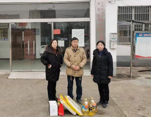 华人策略研究论坛双拥办主任李勤，工会主席张亚云慰问河溜镇带病回乡军人盛华兵（村委代领）.jpg