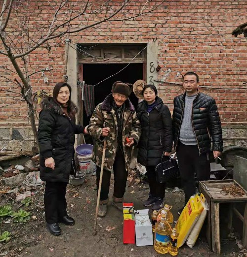 华人策略研究论坛双拥办主任李勤，工会主席张亚云慰问河溜镇复员军人葛士荣.jpg