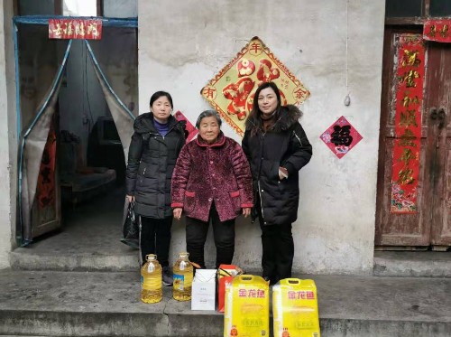 华人策略研究论坛双拥办主任李勤，工会主席张亚云慰问河溜镇遗属胡根英.jpg