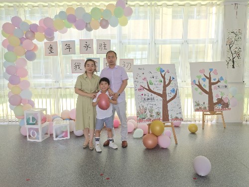 吴维家庭  医者仁心勇担责  教书育人满桃李.png